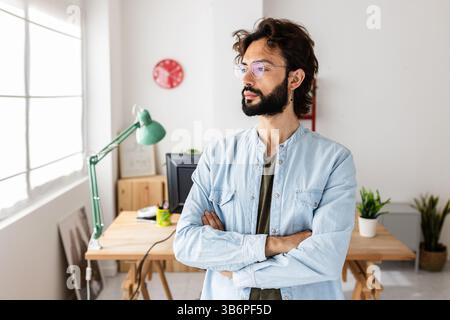 Ritratto sicuro di un giovane uomo creativo professionista in ufficio Foto Stock