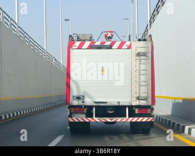 Cairo, Egitto, 22 aprile 2025: Autocarro antincendio in viaggio per scopi di protezione civile, un autocarro antincendio è un autocarro appositamente progettato o modificato, Foto Stock