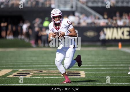 28 ottobre 2023: Il quarterback dei Florida State Seminoles Jordan Travis (13) si mette in corsa per un touchdown durante la partita di football NCAA tra i Florida State Seminoles e i Wake Forest Demon Deacons all'Allegacy Federal Credit Union Stadium di Winston-Salem, NC. Jonathan Huff/CSM (immagine di credito: © Jonathan Huff/CSM via ZUMA Press Wire) Foto Stock