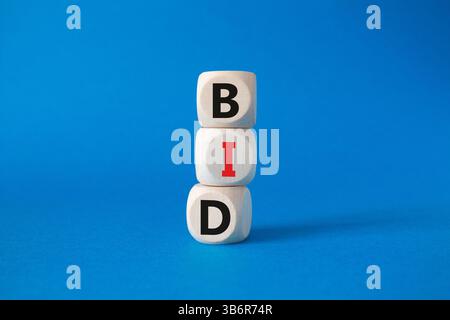 Simbolo DI OFFERTA. Parola concettuale BID su blocchi di legno. Bellissimo sfondo blu. Business e OFFERTA. Copia spazio Foto Stock
