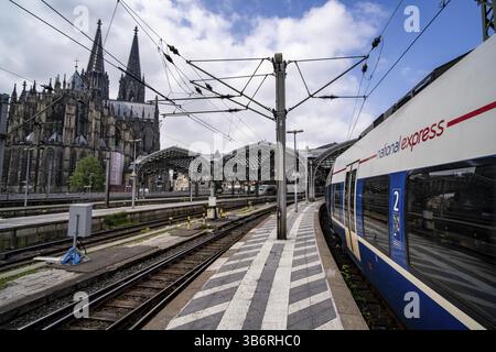 National Express, espresso regionale, arrivo alla stazione centrale di Colonia, alla Cattedrale di Colonia, alla Renania settentrionale-Vestfalia, Germania, Europa Foto Stock