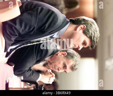 28 luglio 2000, Washington, District of Columbia, USA: Steve Case, Presidente e CEO di America Online, Inc. e Gerald Levin, Presidente e CEO di Time Warner, Inc. testimoniano all'audizione ''EN Banc'' davanti alla Federal Communications Commission on America online, Inc. e Time Warner, Inc. domande per il trasferimento del controllo delle licenze di trasmissione come parte della loro proposta fusione a Washington, DC il 27 luglio 2000 (immagine di credito: © Ron Sachs/CNP via ZUMA Press Wire) Foto Stock