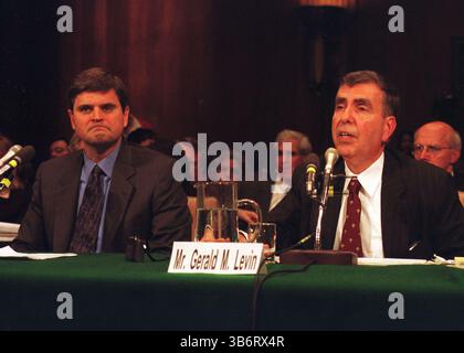 28 luglio 2000, Washington, District of Columbia, USA: Il presidente dell'America On Line (AOL) Stephen M. Case (a sinistra) e il presidente della Time Warner Gerald M. Levin (a destra) testimoniano davanti alla Commissione giudiziaria del Senato degli Stati Uniti per difendere l'accordo della loro azienda di fondersi il 29 febbraio 2000 (immagine di credito: © Ron Sachs/CNP via ZUMA Press Wire) Foto Stock