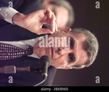 28 luglio 2000, Washington, Distretto di Columbia, USA: Gerald Levin, il Presidente e CEO di Time Warner, Inc. testimonia all'audizione "'EN Banc'" davanti alla Federal Communications Commission on America online, Inc. e Time Warner, Inc. domande per il trasferimento del controllo delle licenze di trasmissione nell'ambito della loro proposta di fusione a Washington, DC, il 27 luglio 2000 (Credit Image: © Ron Sachs/CNP via ZUMA Press Wire) Foto Stock