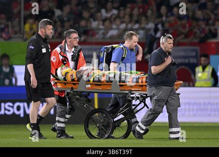 Portiere Kevin Mueller 1. L'FC Heidenheim 1846 FCH (01) è allungato fuori dallo stadio con gravi lesioni, lesioni, lesioni alla testa, brace al collo, Voit Foto Stock
