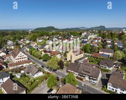 Veduta aerea del comune di Rielasingen-Worblingen, centro di Worblingen con la chiesa di San Nicola, costruita nel 1854, Singen am Hohentwiel, Foto Stock