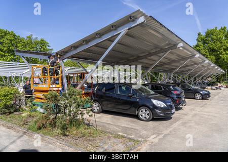 Costruzione di un impianto fotovoltaico per auto, 144 posti auto saranno coperti nel parcheggio della piscina Aquarell, i 924 moduli solari Foto Stock