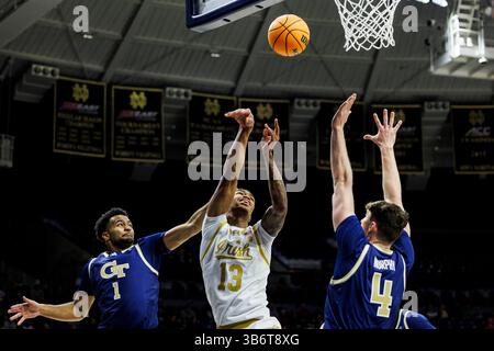 14 febbraio 2024: L'attaccante di Notre Dame Tae Davis (13) spara la palla mentre la guardia della Georgia Tech Carter Murphy (4) e la guardia della Georgia Tech Kyle Sturdivant (1) difendono durante la partita di basket NCAA tra i Georgia Tech Yellow Jackets e i Notre Dame Fighting Irish al Purcell Pavilion al Joyce Center di South Bend, Indiana. John Mersits/CSM. (Immagine di credito: © John Mersits/CSM tramite ZUMA Press Wire) Foto Stock