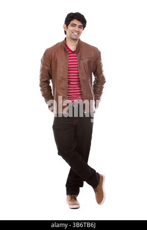 Bell'uomo dell'india orientale che indossa una camicia rossa su sfondo bianco isolato, Toronto, Canada, Nord America Foto Stock