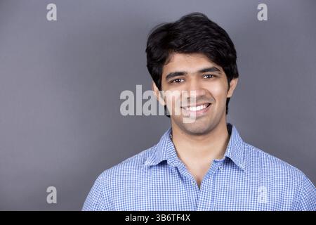 Bell'uomo dell'india orientale che indossa una camicia blu su sfondo grigio chiaro, Toronto, Canada, Nord America Foto Stock