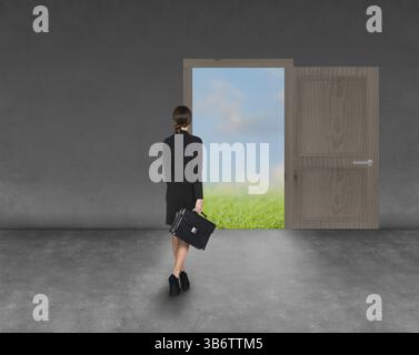 Immagine composita di imprenditrice standing torna alla fotocamera nella camera con toppa di serratura sportello sagomato Foto Stock