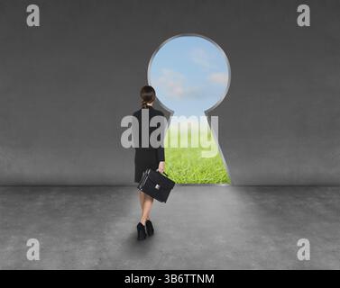 Immagine composita di imprenditrice standing torna alla fotocamera nella camera con toppa di serratura sportello sagomato Foto Stock
