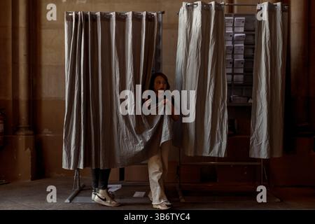 12 maggio 2024, Barcellona, Catalogna, Spagna: Gli elettori utilizzano una cabina per scegliere un voto in un posto elettorale a Barcellona durante le elezioni catalane del 2024. (Immagine di credito: © Matthias Oesterle/ZUMA Press Wire) Foto Stock