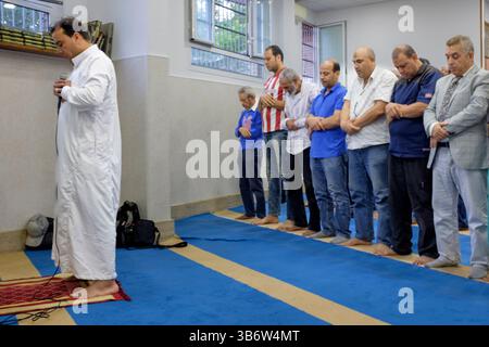 11 settembre 2016, Roma, Italia: Un Imam conduce la preghiera degli uomini di fede musulmana in una moschea alla periferia di Roma. Secondo il rapporto della Fondazione ISMU sulle migrazioni 2023, il 1° gennaio 2023 erano presenti in Italia circa 5 milioni e 775 mila stranieri, 55 mila in meno rispetto alla stessa data del 2022, il bilancio demografico mostra una crescita significativa della popolazione straniera residente in Italia e, tuttavia, la componente irregolare diminuisce. Per quanto riguarda le confessioni religiose, ISMU stima che a partire dal 1° luglio 2023, i cristiani nel loro insieme rappresentano la maggioranza assoluta amo Foto Stock