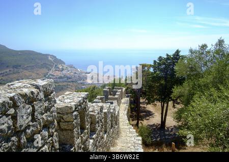 Vista dalla casta moresca sopra Sesimbra verso la città costiera portoghese Foto Stock