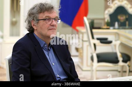 2 aprile 2024, Mosca, Oblast' di Mosca, Russia: Il regista serbo Emir Kusturica ascolta il presidente russo Vladimir Putin durante un incontro al Cremlino, il 2 aprile 2024 a Mosca, Russia. (Immagine di credito: © Mikhail Metzel/Kremlin Pool/Planet Pix tramite ZUMA Press Wire) Foto Stock
