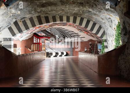 24 aprile 2025 Stoccolma Svezia , vista della lunga scala mobile nella stazione Tunnelbana Kungstradgarden con splendidi disegni artistici sulla metropolitana blu Foto Stock
