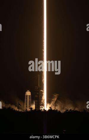 SpaceX lancia il suo razzo Falcon 9 il 4 maggio 2025 con un lotto di satelliti Starlink da LC-39a a Cape Canaveral, Florida. (Foto di Michael Cain Jr./Sipa USA) Foto Stock