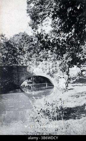 Il Waverly Grove Bridge di Hawick, Inghilterra. Un ponte ad arco alberato che attraversa il fiume Teviot. Pubblicato da E.J. & H. Clarke di East Finchley, Londra, intorno al 1906. Da una selezione di cartoline varie dell'inizio del XX secolo. Foto Stock
