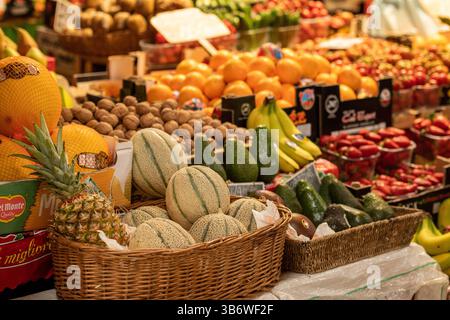 Verdura e frutta fresca in un mercato agricolo all'aperto, cibo sano di stagione. Concetto di biologico, prodotti biologici, bioecologia Foto Stock