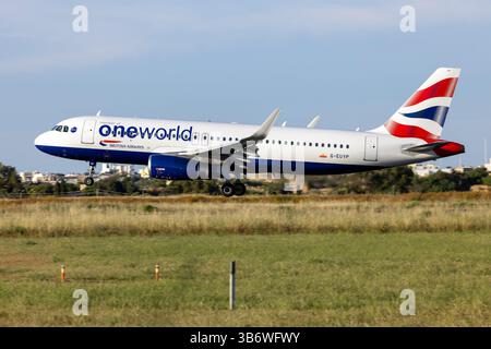 British Airways Airbus A320-232 (REG: G-EUYP) in uno schema di colori speciale One World in arrivo per manutenzione a Malta. Foto Stock