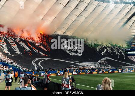 I tifosi della Legia Warszawa festeggiano durante la finale di Coppa di Polonia 2025 tra Legia Varsavia e Pogon Szczecin al PGE Narodowy. Punteggio finale Legia Warszawa 4 : 3 Pogon Szczecin Foto Stock