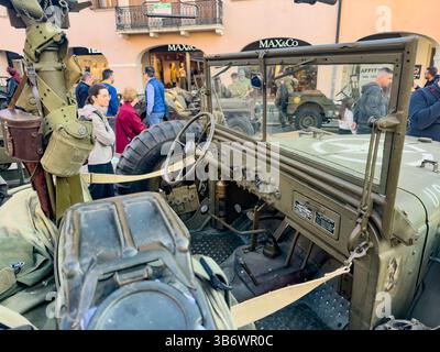 Roma, italia 4 maggio 2025: Primo piano di un portabombardiere Dodge wc-51 meticolosamente restaurato, che mostra le sue attrezzature belliche e offre uno scorcio Foto Stock