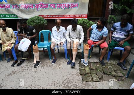 Persone con le loro gambe protesiche artificiali montate durante il campo di allenamento degli arti artificiali a Dacca, Bangladesh, il 4 maggio 2025. Attraverso l'iniziativa Easy Life for Bangladesh e Swapna Neer, 25 paraplegici sono stati dotati gratuitamente di gambe protesiche. Crediti: Mamunur Rashid/Alamy Live News Foto Stock