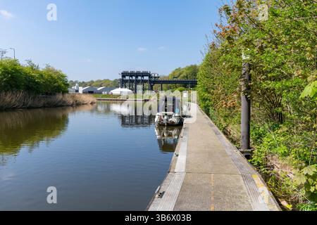 Ormeggi ai margini del fiume Weaver sotto l'Anderton Boat Lift vicino a Northwich nel Cheshire, Inghilterra. Foto Stock
