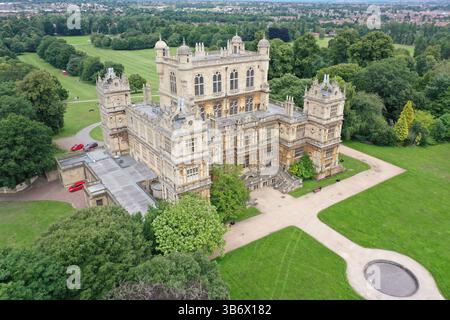 Veduta aerea di Wollaton Hall a Nottingham, la storica residenza elisabettiana usata come Wayne Manor in The Dark Knight Rises, presa dal drone. Foto Stock