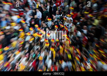4 maggio 2025, Renania settentrionale-Vestfalia, Duesseldorf: Hockey su ghiaccio: Partita internazionale, Germania - USA, PSD Bank Dome, i tifosi tedeschi guardano la partita. Foto: Rolf Vennenbernd/dpa Foto Stock