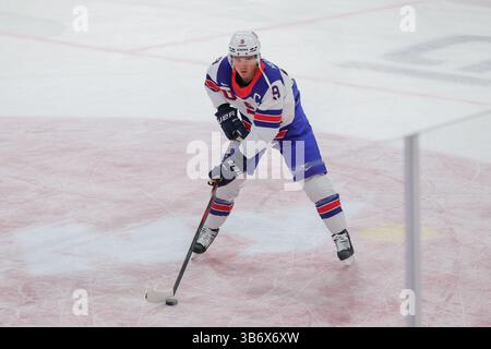 4 maggio 2025, Renania settentrionale-Vestfalia, Duesseldorf: Hockey su ghiaccio: Partita internazionale, Germania - USA, PSD Bank Dome, Clayton Keller dagli Stati Uniti prima della partita. Foto: Rolf Vennenbernd/dpa Foto Stock