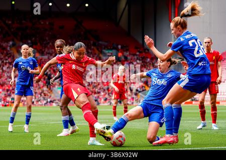 Liverpool, Inghilterra, 4 maggio 2025. Barclays Women's Super League: Liverpool FC Women vs Everton Women at Anfield. Olivia Smith con un tiro in porta mentre due giocatori dell'Everton cercano di bloccare il tiro. Credito a James Giblin Foto Stock