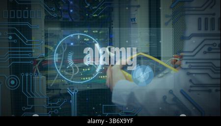 Immagine del cerchio di elaborazione su dati e mani di uomo caucasico che controlla i cavi del computer Foto Stock