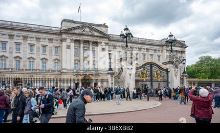 Londra, Regno Unito. 4 maggio 2025. I turisti fuori da Buckingham Palace, dove la famiglia reale assisterà al sorvolo di domani dopo la processione militare del VE Day 80, che comprende 1.300 membri delle forze armate, servizi in uniforme e giovani. Le commemorazioni per celebrare i 80 anni dalla fine della seconda guerra mondiale in Europa, note come giornata della Vittoria in Europa (VE), iniziano il 5 maggio e proseguono l'8 maggio con un servizio presso l'Abbazia di Westminster a partire da un silenzio nazionale di due minuti. Crediti: Stephen Chung / Alamy Live News Foto Stock