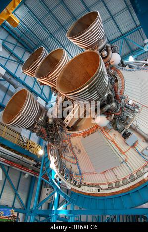 Vista ravvicinata dei cinque motori a razzo F-1 del primo stadio Saturn V, esposti al Kennedy Space Center, mostrando enormi dimensioni e dettagli Foto Stock
