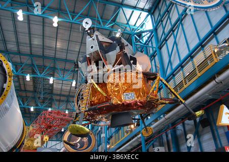 Replica del modulo lunare esposta al Kennedy Space Center, che mostra l'iconico design in lamina d'oro e il carrello di atterraggio delle missioni Apollo Foto Stock