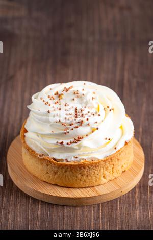 Tartine di limone con panna montata, cospargimenti e gocce di cioccolato su sfondo bianco Foto Stock