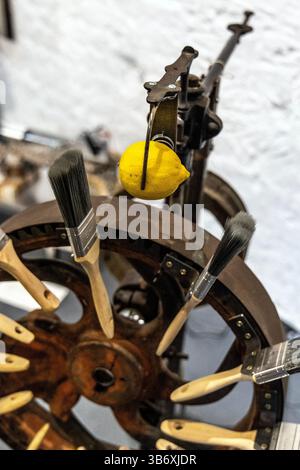 2 maggio 2025 - inaugurazione festa in maschera surrealista per la mostra collettiva di arte surrealista l'Age D'Or, Hoxton Arches, Londra, Inghilterra Foto Stock