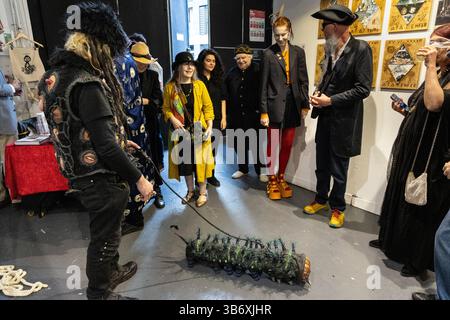 2 maggio 2025 - inaugurazione festa in maschera surrealista per la mostra collettiva di arte surrealista l'Age D'Or, Hoxton Arches, Londra, Inghilterra Foto Stock