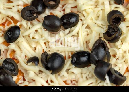 impasto per pizza con formaggio, carne e olive, pizza fatta in casa con impasto di grano con pasta di pomodoro con spezie formaggio carne e olive Foto Stock