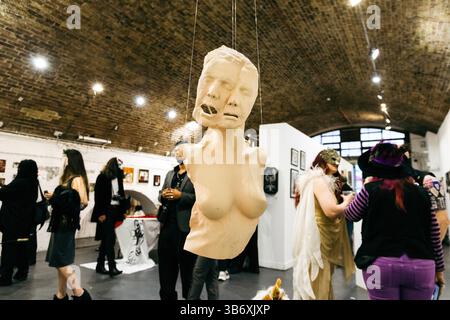 2 maggio 2025 - inaugurazione festa in maschera surrealista per la mostra collettiva di arte surrealista l'Age D'Or, Hoxton Arches, Londra, Inghilterra Foto Stock