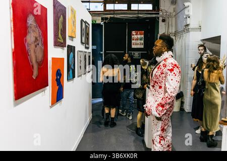 2 maggio 2025 - inaugurazione festa in maschera surrealista per la mostra collettiva di arte surrealista l'Age D'Or, Hoxton Arches, Londra, Inghilterra Foto Stock