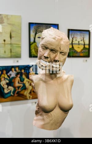 2 maggio 2025 - inaugurazione festa in maschera surrealista per la mostra collettiva di arte surrealista l'Age D'Or, Hoxton Arches, Londra, Inghilterra Foto Stock