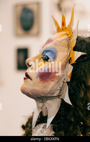 2 maggio 2025 - inaugurazione festa in maschera surrealista per la mostra collettiva di arte surrealista l'Age D'Or, Hoxton Arches, Londra, Inghilterra Foto Stock