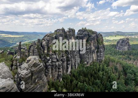 I visitatori potranno ammirare viste mozzafiato da Schrammsteine, nella Svizzera sassone. Le formazioni rocciose uniche sorgono in modo spettacolare tra lussureggianti foreste verdi ed ex Foto Stock
