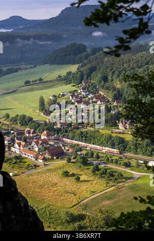 Una vista mozzafiato dal ponte Bastei rivela il tranquillo paesaggio della valle dell'Elba durante l'alba. Foto Stock