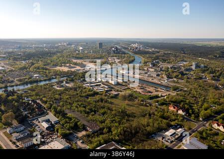 Zona industriale sul canale, Oder-Spree-Kanal, Eisenhuettenstadt, Brandeburgo, Germania, Europa Foto Stock
