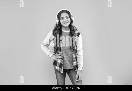 felice tween ragazza in cuffie. amante della musica. ascoltare musica. accessorio auricolare wireless. Foto Stock