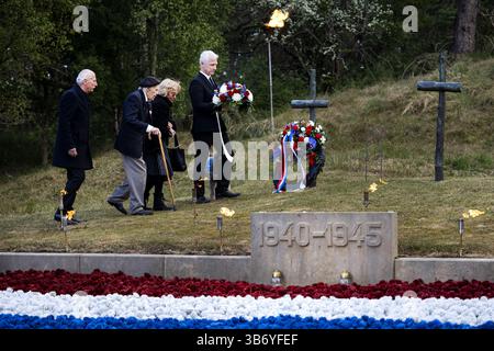 WASSENAAR - la commemorazione presso l'ex sito di esecuzione Waalsdorpervlakte. Sotto il suono della campana di Bourdon, la gente cammina in una processione davanti al monumento e commemora le vittime della seconda guerra mondiale. ANP RAMON VAN FLYMEN netherlands Out - belgio Out Foto Stock